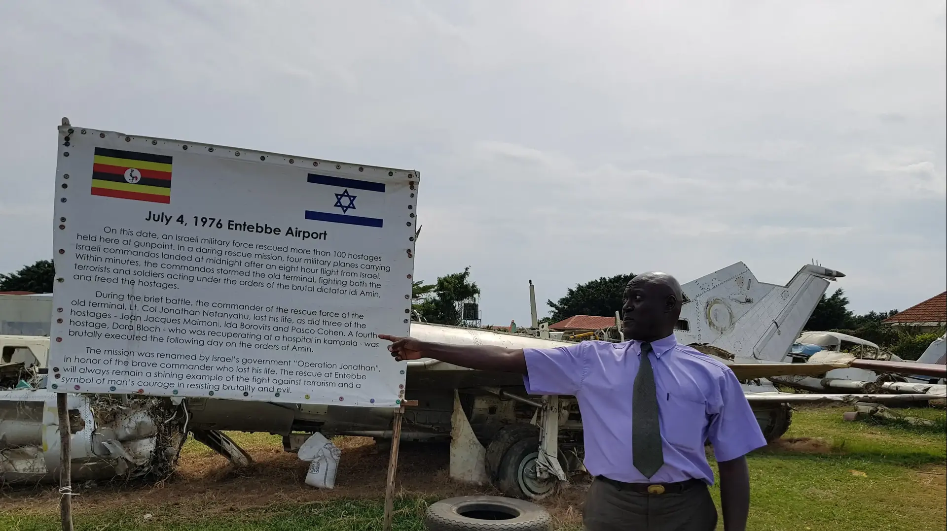 ג'אפר רמו אמין, בנו של אידי אמין, באתר בו הושמדו מטוסי מיג בזמן מבצע אנטבה ג'אפר רמו אמין, בנו של אידי אמין, באתר בו הושמדו מטוסי מיג בזמן מבצע אנטבה