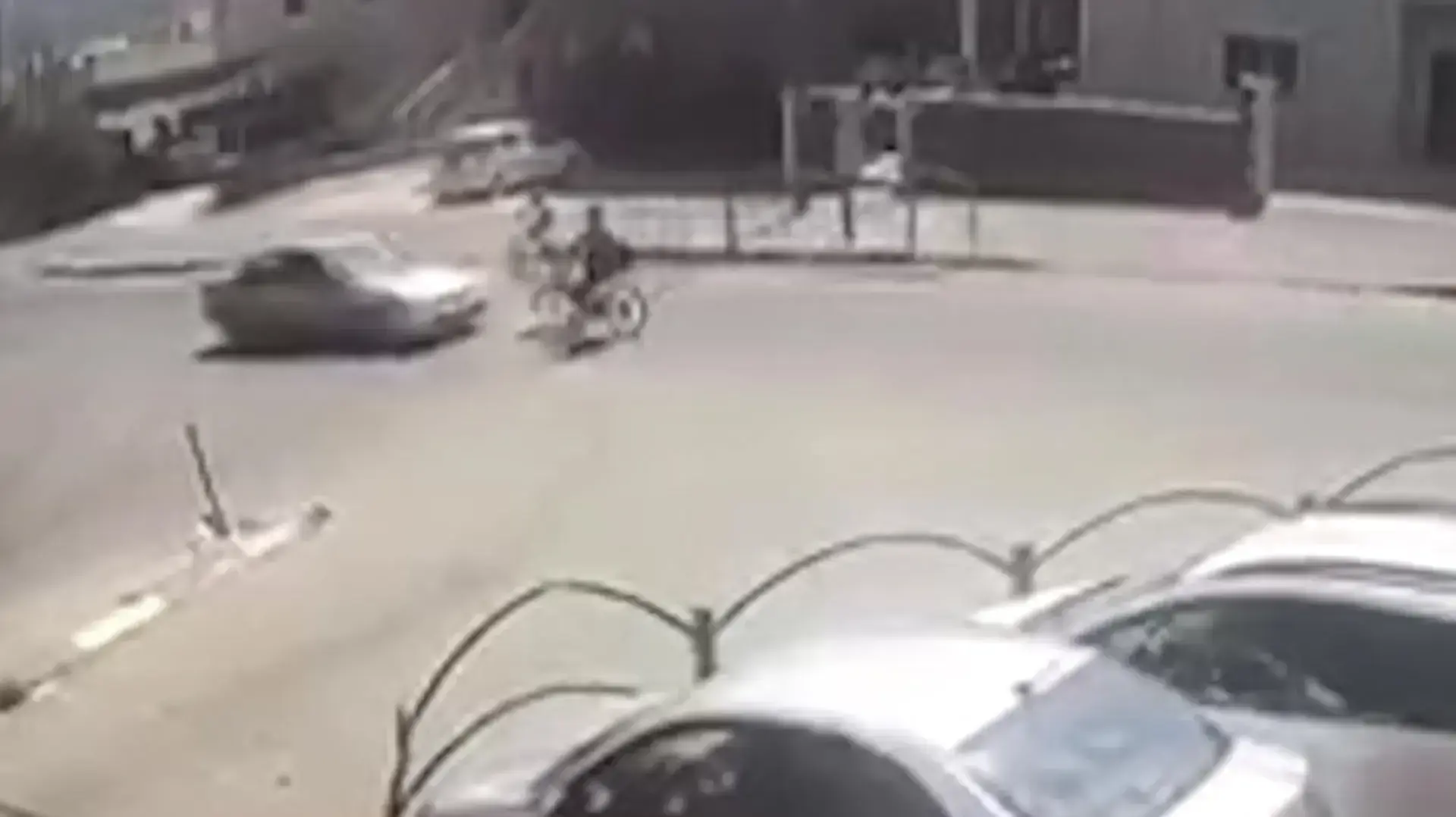 תיעוד: צעיר רכב על אופניים חשמליים והתנגש ברכב שנסע מולו