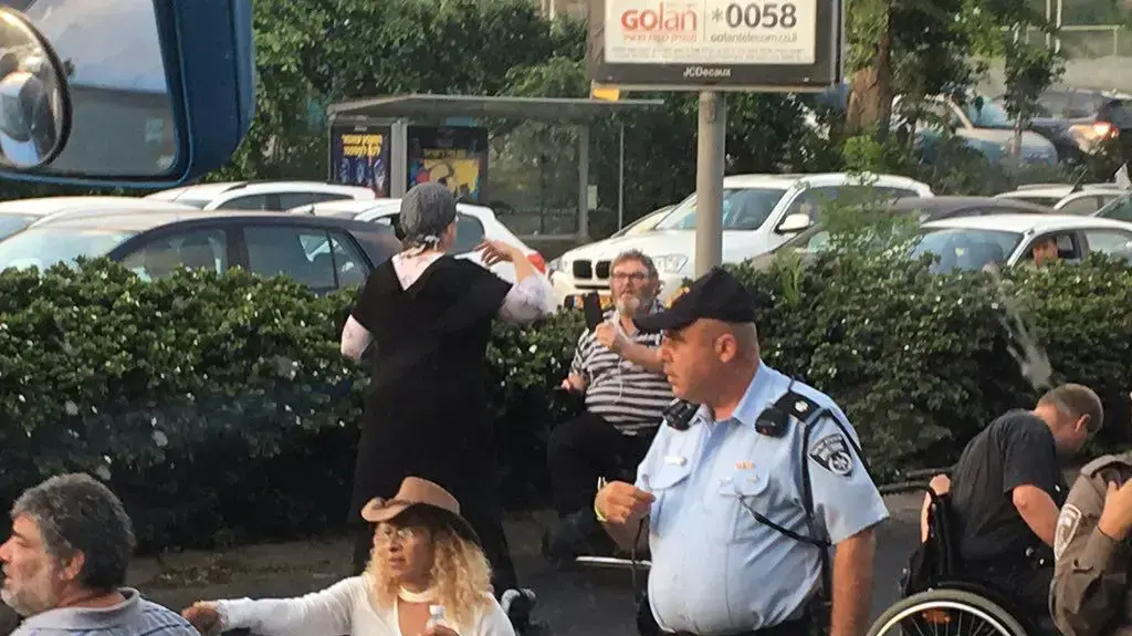 הפגנת נכים בצפון תל אביב סמוך למפגן התמיכה בראש הממשלה 9 באוגוסט 2017 הפגנת נכים בצפון תל אביב סמוך למפגן התמיכה בראש הממשלה 9 באוגוסט 2017