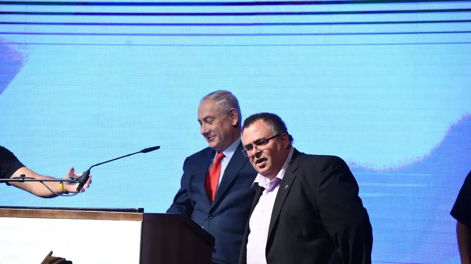 רוה"מ ודוד ביטן במפגן התמיכה של הליכוד בו בגני התערוכה תל אביב 9 באוגוסט 2017 רוה"מ ודוד ביטן במפגן התמיכה של הליכוד בו בגני התערוכה תל אביב 9 באוגוסט 2017