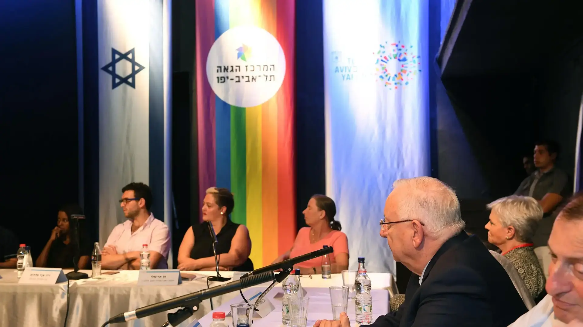 נשיא המדינה ורעייתו מבקרים במרכז הגאה בתל אביב במלאת שמונה שנים לרצח בברנוער 10.8.17 נשיא המדינה ורעייתו מבקרים במרכז הגאה בתל אביב במלאת שמונה שנים לרצח בברנוער 10.8.17