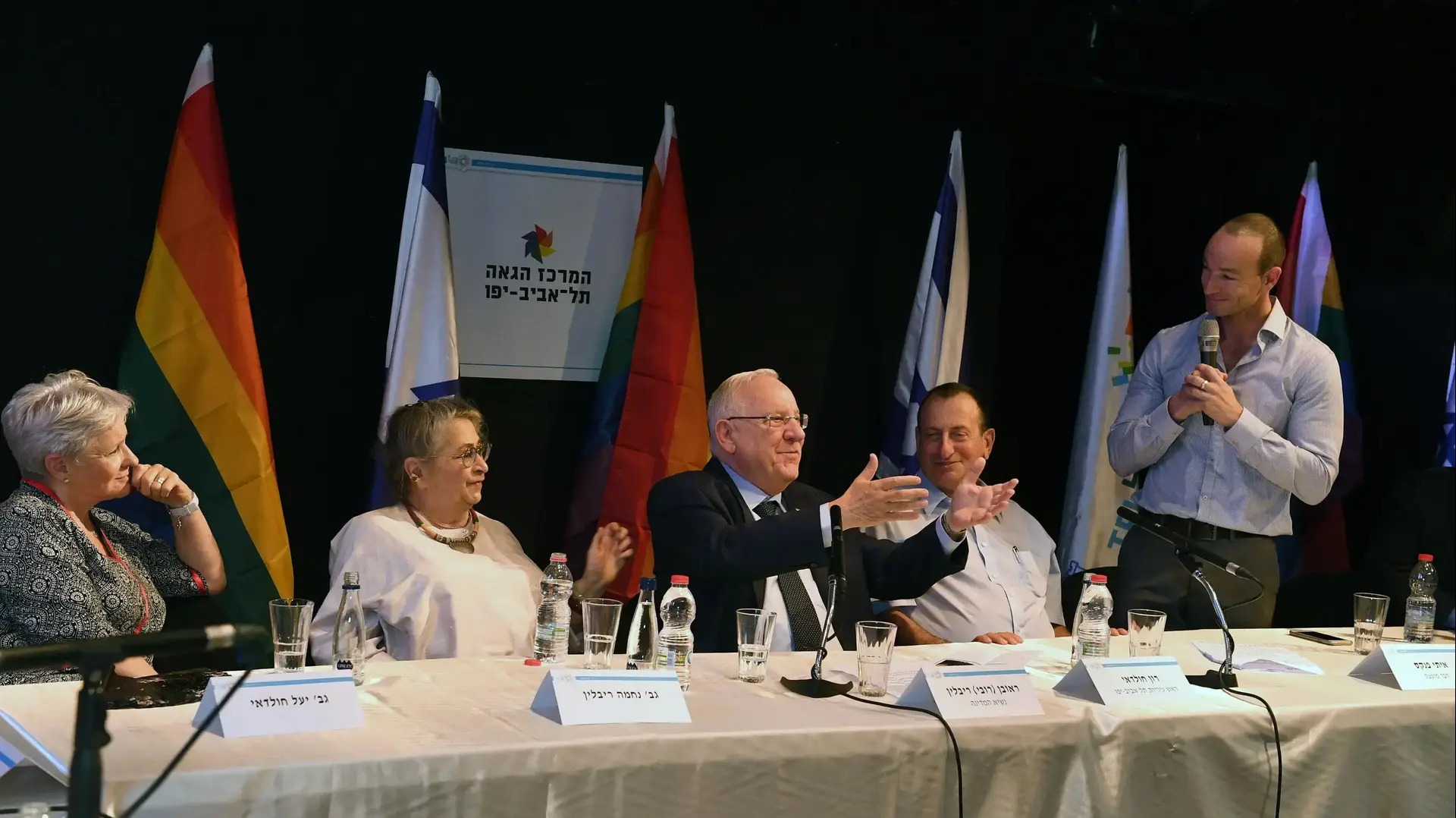 נשיא המדינה ורעייתו מבקרים במרכז הגאה בתל אביב במלאת שמונה שנים לרצח בברנוער 10.8.17