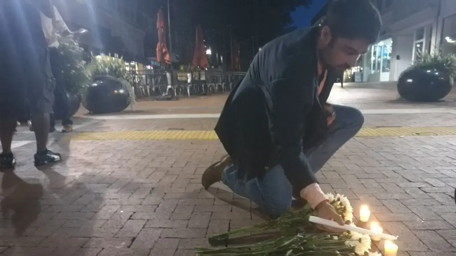צעיר מדליק נרות בזירת דריסת המפגינים בעיר שארלוטסוויל בווירג'יניה, 13 באוגוסט 2017 צעיר מדליק נרות בזירת דריסת המפגינים בעיר שארלוטסוויל בווירג'יניה, 13 באוגוסט 2017