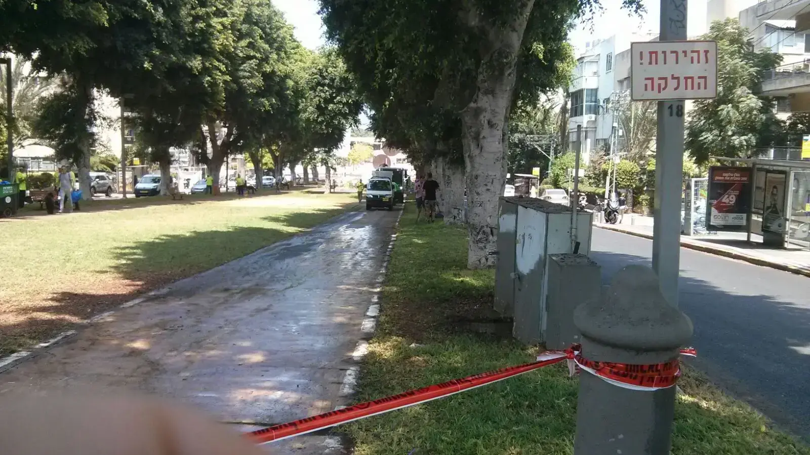 שילוט בו כתוב "סכנת החלקה" בתאונת הקורקינט של שלומית מלכה ברוטישילד, ת"א 13.8.17 שילוט בו כתוב "סכנת החלקה" בתאונת הקורקינט של שלומית מלכה ברוטישילד, ת"א 13.8.17
