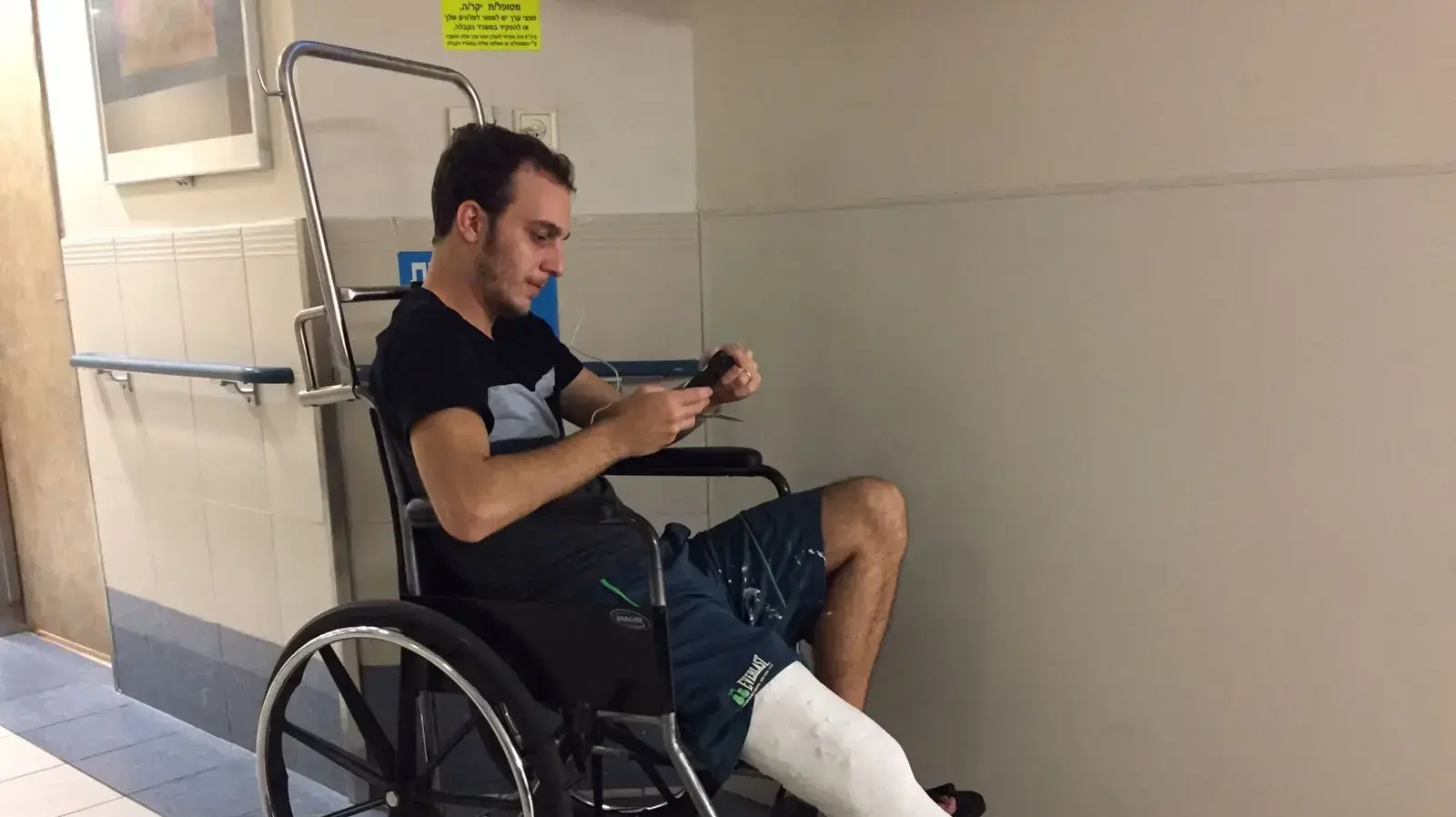 צעיר החליק בשדרות רוטשילד עם אופניים חשמליים דקות לפני התאונה של שלומית וואלה 13 באוגוסט 2017 צעיר החליק בשדרות רוטשילד עם אופניים חשמליים דקות לפני התאונה של שלומית וואלה 13 באוגוסט 2017