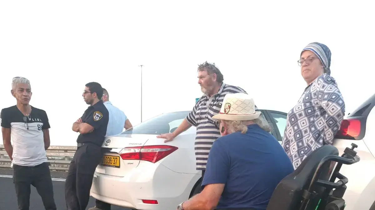המשטרה כלאה את הנכים המפגינים בין מחסום דוקרנים לניידות 13 באוגוסט 2017 המשטרה כלאה את הנכים המפגינים בין מחסום דוקרנים לניידות 13 באוגוסט 2017