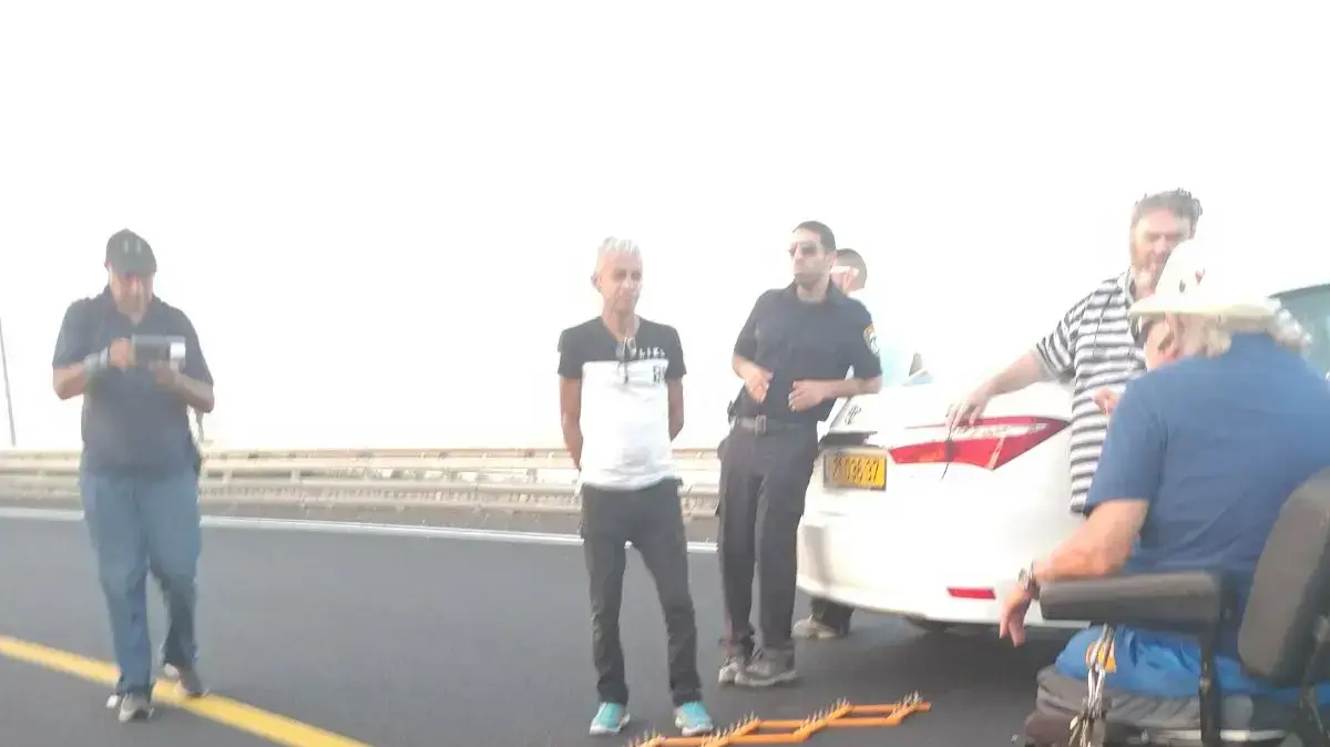 המשטרה כלאה את הנכים המפגינים בין מחסום דוקרנים לניידות 13 באוגוסט 2017 המשטרה כלאה את הנכים המפגינים בין מחסום דוקרנים לניידות 13 באוגוסט 2017