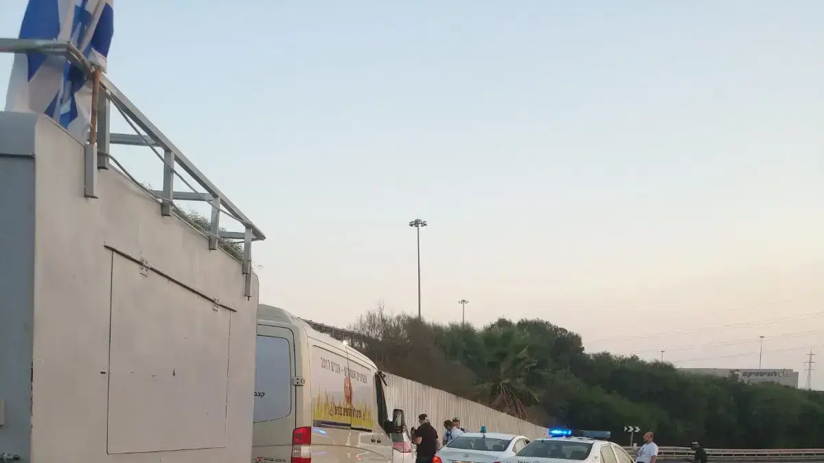 המשטרה כלאה את הנכים המפגינים בין מחסום דוקרנים לניידות 13 באוגוסט 2017 המשטרה כלאה את הנכים המפגינים בין מחסום דוקרנים לניידות 13 באוגוסט 2017