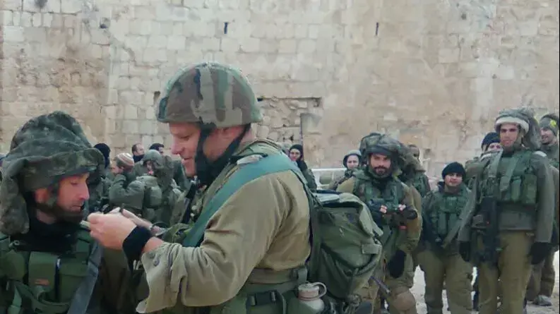 סא"ל במיל' רועי פשחור, היה קב"ט של עמק המעיינות וטוען שפיטרו אותו בגלל מילואים סא"ל במיל' רועי פשחור, היה קב"ט של עמק המעיינות וטוען שפיטרו אותו בגלל מילואים
