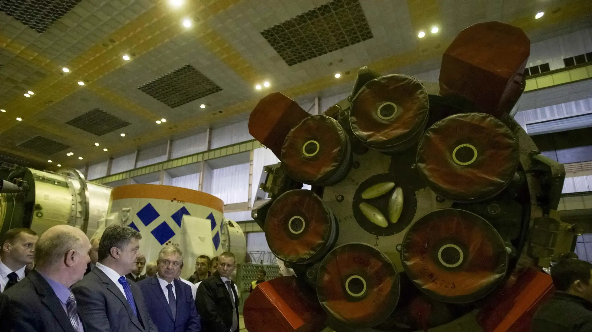 נשיא אוקראינה פטרו פורושנקו מבקר במפעל הטילים "יוזמש" בדנייפרופטרובסק, אוקטובר 2014 נשיא אוקראינה פטרו פורושנקו מבקר במפעל הטילים "יוזמש" בדנייפרופטרובסק, אוקטובר 2014