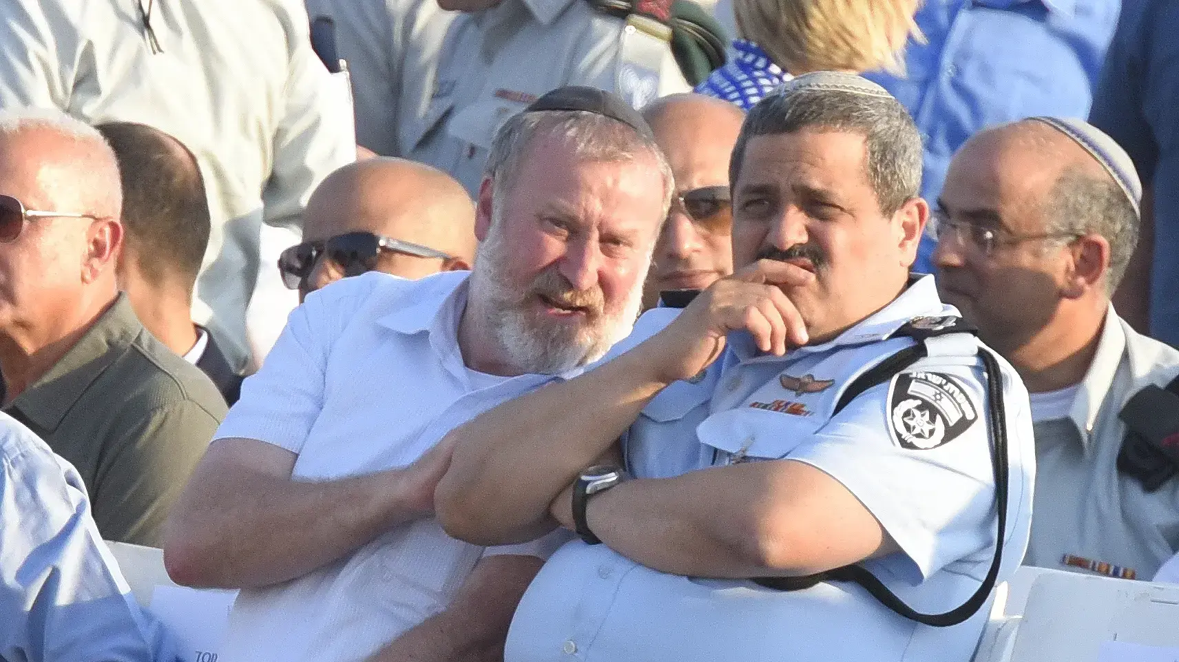 היועמ"ש מנדלבלילט והמכפ"ל אלשיך בטקס החלפת מפקד חיל האוויר, בסיס תל נוף 14 באוגוסט 2017 היועמ"ש מנדלבלילט והמכפ"ל אלשיך בטקס החלפת מפקד חיל האוויר, בסיס תל נוף 14 באוגוסט 2017