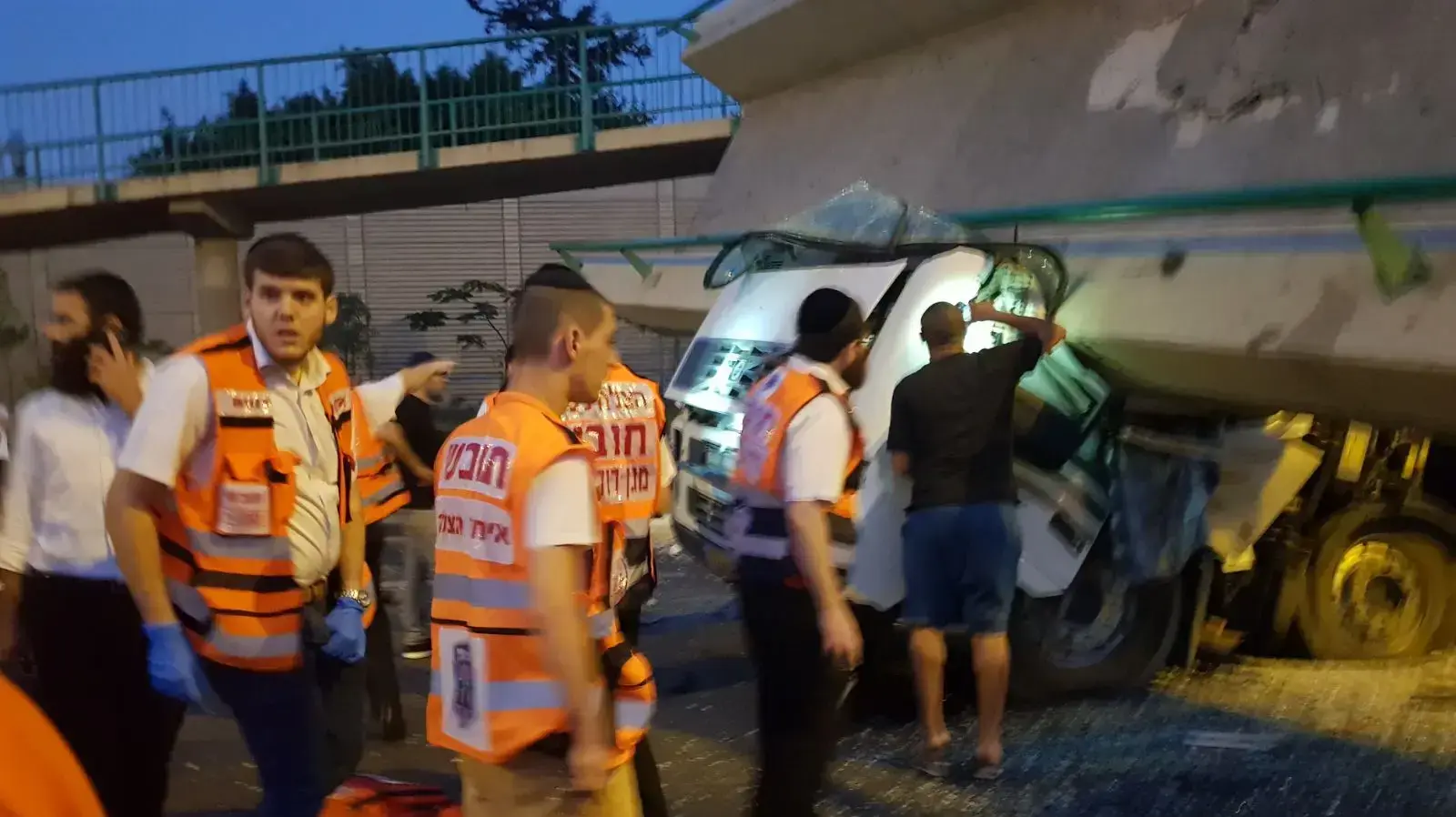 גשר גהה (קוקה קולה) בבני ברק קרס לאחר שמשאית פגעה בו 14 באוגוסט 2017 גשר גהה (קוקה קולה) בבני ברק קרס לאחר שמשאית פגעה בו 14 באוגוסט 2017
