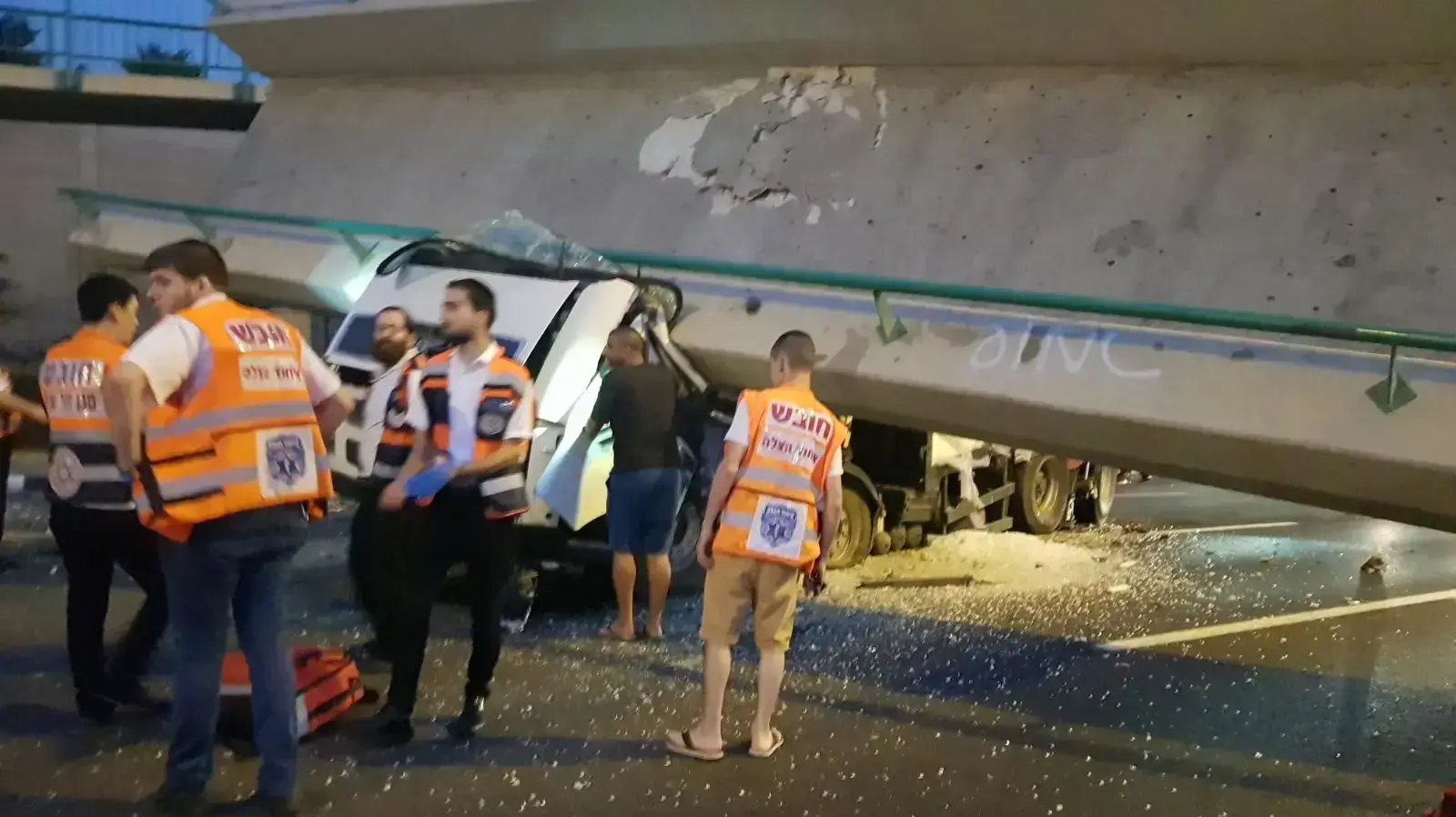 גשר גהה (קוקה קולה) בבני ברק קרס לאחר שמשאית פגעה בו 14 באוגוסט 2017