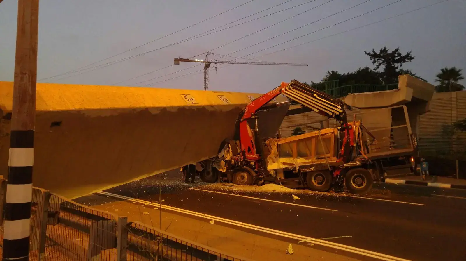 גשר גהה (קוקה קולה) בבני ברק קרס לאחר שמשאית פגעה בו 14 באוגוסט 2017 גשר גהה (קוקה קולה) בבני ברק קרס לאחר שמשאית פגעה בו 14 באוגוסט 2017