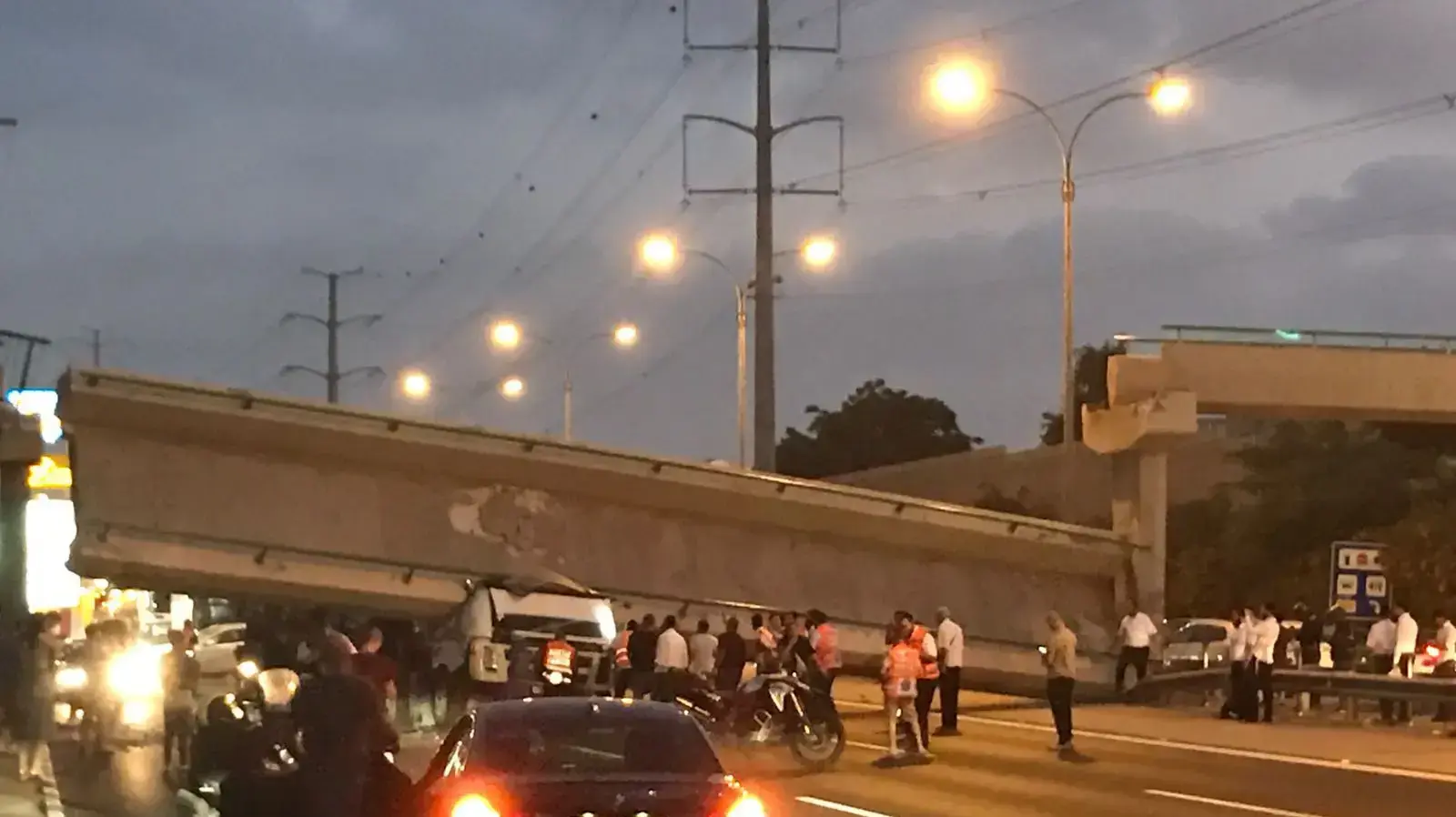 גשר גהה (קוקה קולה) בבני ברק קרס לאחר שמשאית פגעה בו 14 באוגוסט 2017 גשר גהה (קוקה קולה) בבני ברק קרס לאחר שמשאית פגעה בו 14 באוגוסט 2017