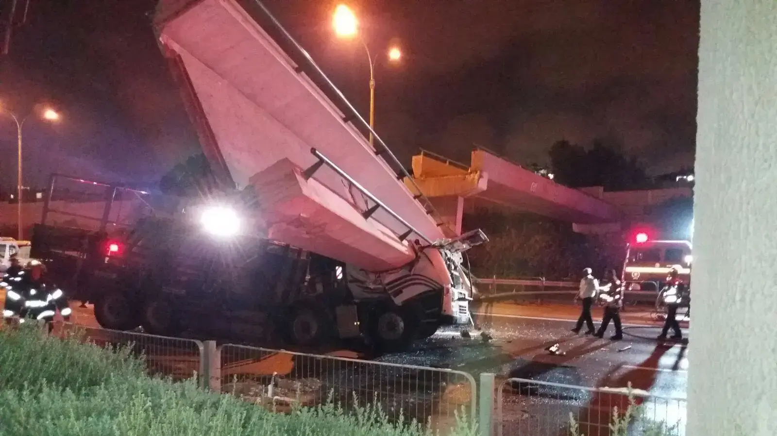 גשר גהה (קוקה קולה) בבני ברק קרס לאחר שמשאית פגעה בו 14 באוגוסט 2017 גשר גהה (קוקה קולה) בבני ברק קרס לאחר שמשאית פגעה בו 14 באוגוסט 2017