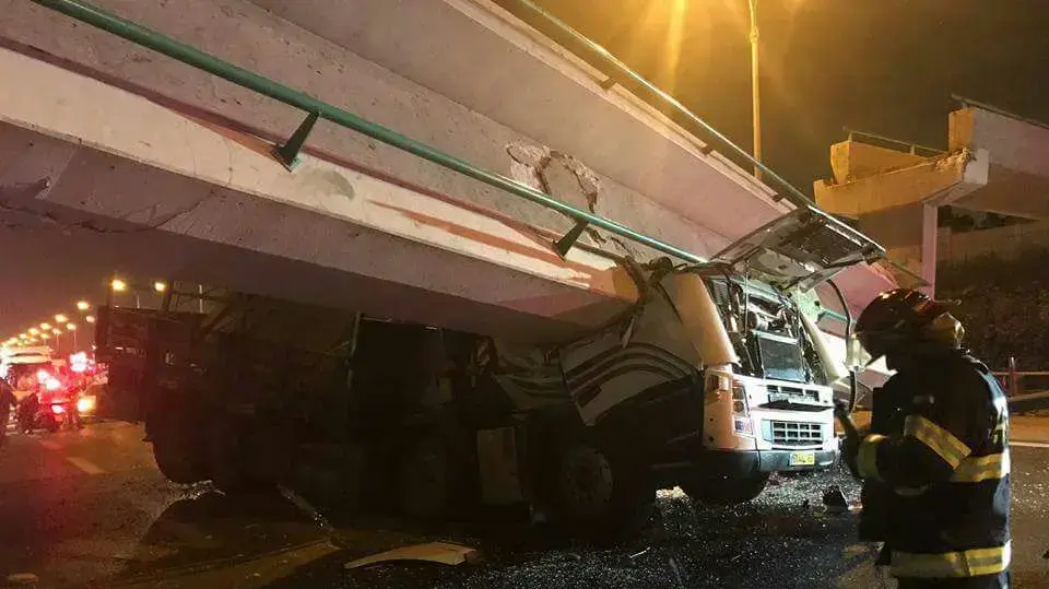 גשר גהה (קוקה קולה) בבני ברק קרס לאחר שמשאית פגעה בו 14 באוגוסט 2017