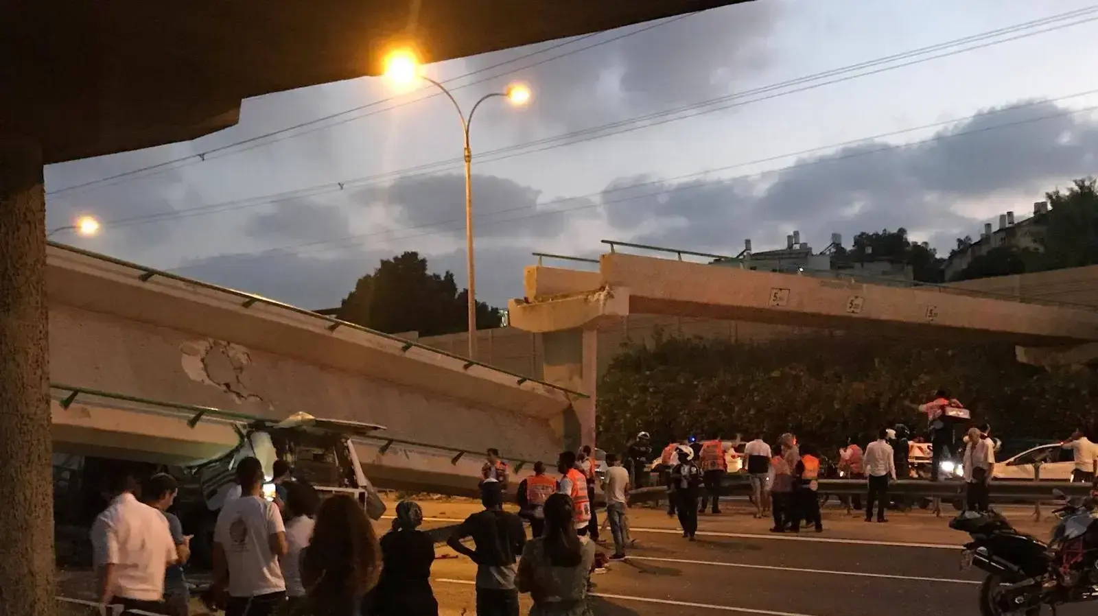 גשר גהה (קוקה קולה) בבני ברק קרס לאחר שמשאית פגעה בו 14 באוגוסט 2017 גשר גהה (קוקה קולה) בבני ברק קרס לאחר שמשאית פגעה בו 14 באוגוסט 2017