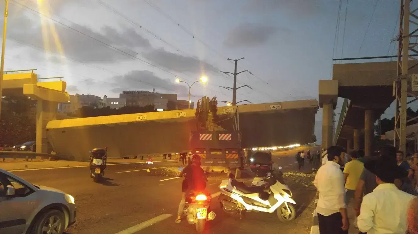 גשר גהה (קוקה קולה) בבני ברק קרס לאחר שמשאית פגעה בו 14 באוגוסט 2017 גשר גהה (קוקה קולה) בבני ברק קרס לאחר שמשאית פגעה בו 14 באוגוסט 2017