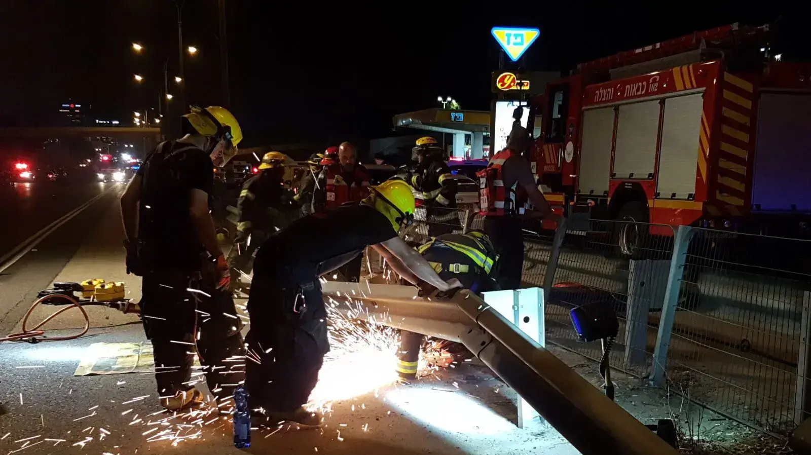גשר גהה (קוקה קולה) בבני ברק קרס לאחר שמשאית פגעה בו 14 באוגוסט 2017 גשר גהה (קוקה קולה) בבני ברק קרס לאחר שמשאית פגעה בו 14 באוגוסט 2017