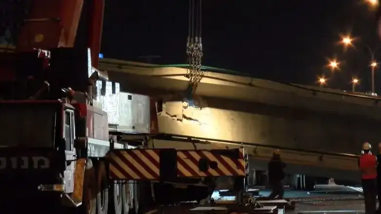 ניסיונות החילוץ של המשאית בכביש 4, אוגוסט 2017 ניסיונות החילוץ של המשאית בכביש 4, אוגוסט 2017
