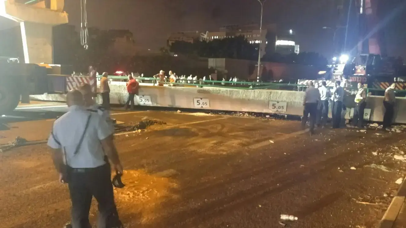 עבודות לפינוי הגשר שקרס על משאית בכביש 4, 15 באוגוסט 2017 עבודות לפינוי הגשר שקרס על משאית בכביש 4, 15 באוגוסט 2017