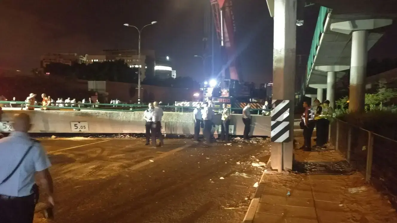 עבודות לפינוי הגשר שקרס על משאית בכביש 4, 15 באוגוסט 2017 עבודות לפינוי הגשר שקרס על משאית בכביש 4, 15 באוגוסט 2017