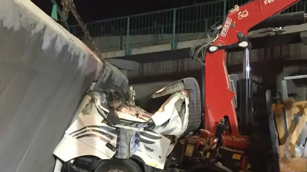 פעולות חילוץ המשאית שנמחצה בכביש 4, אוגוסט 2017 פעולות חילוץ המשאית שנמחצה בכביש 4, אוגוסט 2017