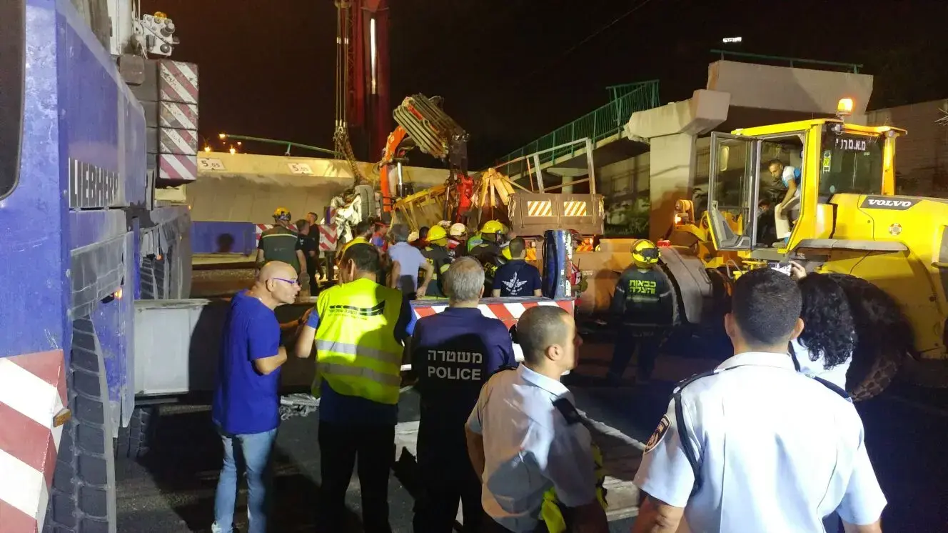 פעולות חילוץ המשאית שנמחצה בכביש 4, אוגוסט 2017 פעולות חילוץ המשאית שנמחצה בכביש 4, אוגוסט 2017