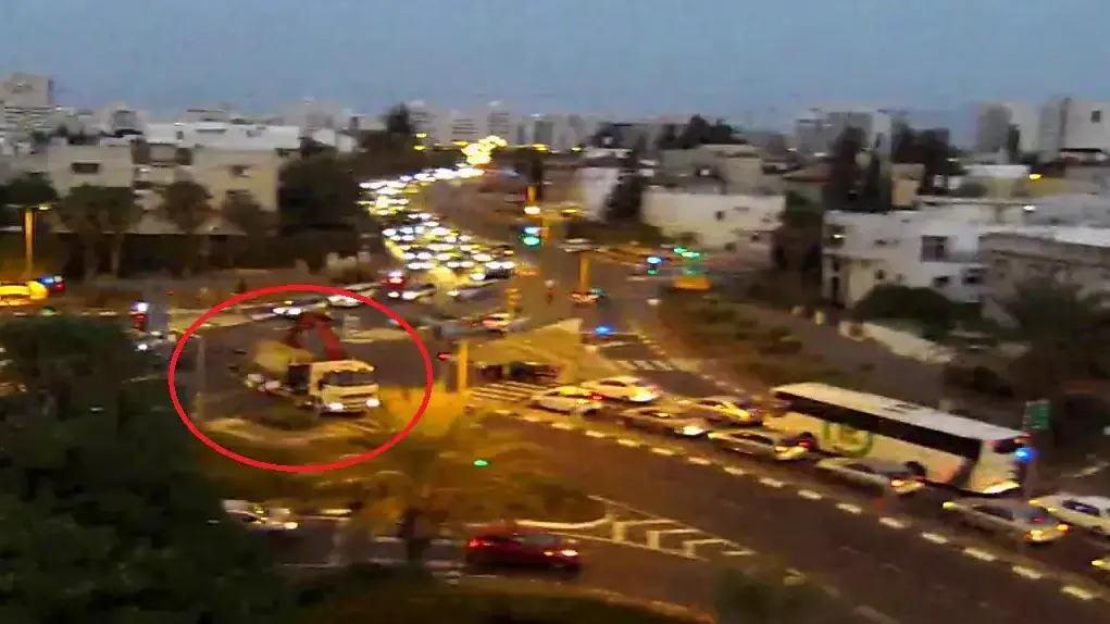 המשאית שפגעה בגשר קוקה קולה בבני ברק, דקות לפני הפגיעה 14 באוגוסט 2017 המשאית שפגעה בגשר קוקה קולה בבני ברק, דקות לפני הפגיעה 14 באוגוסט 2017