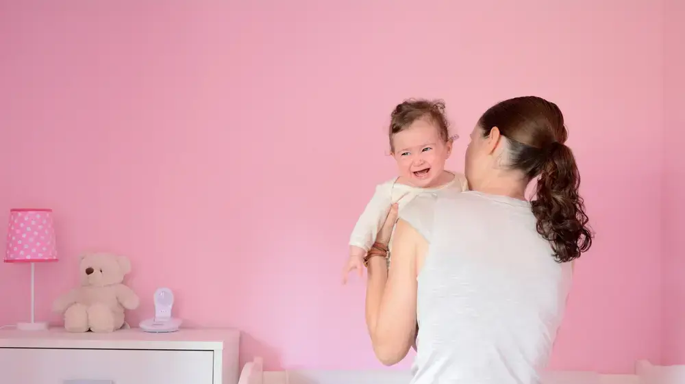 אמא מרדימה תינוק אמא מרדימה תינוק
