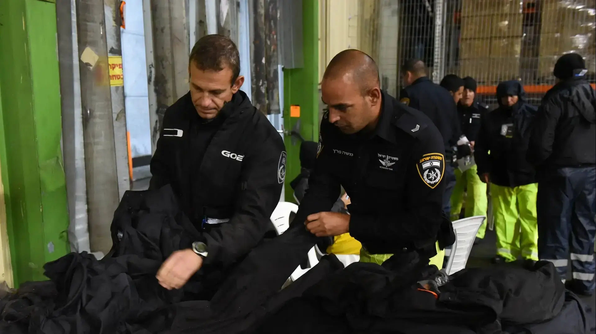  הקפאת שוטרים באוגוסט: כך בוחרת המשטרה מעילים חדשים בנתב"ג 15.8.17