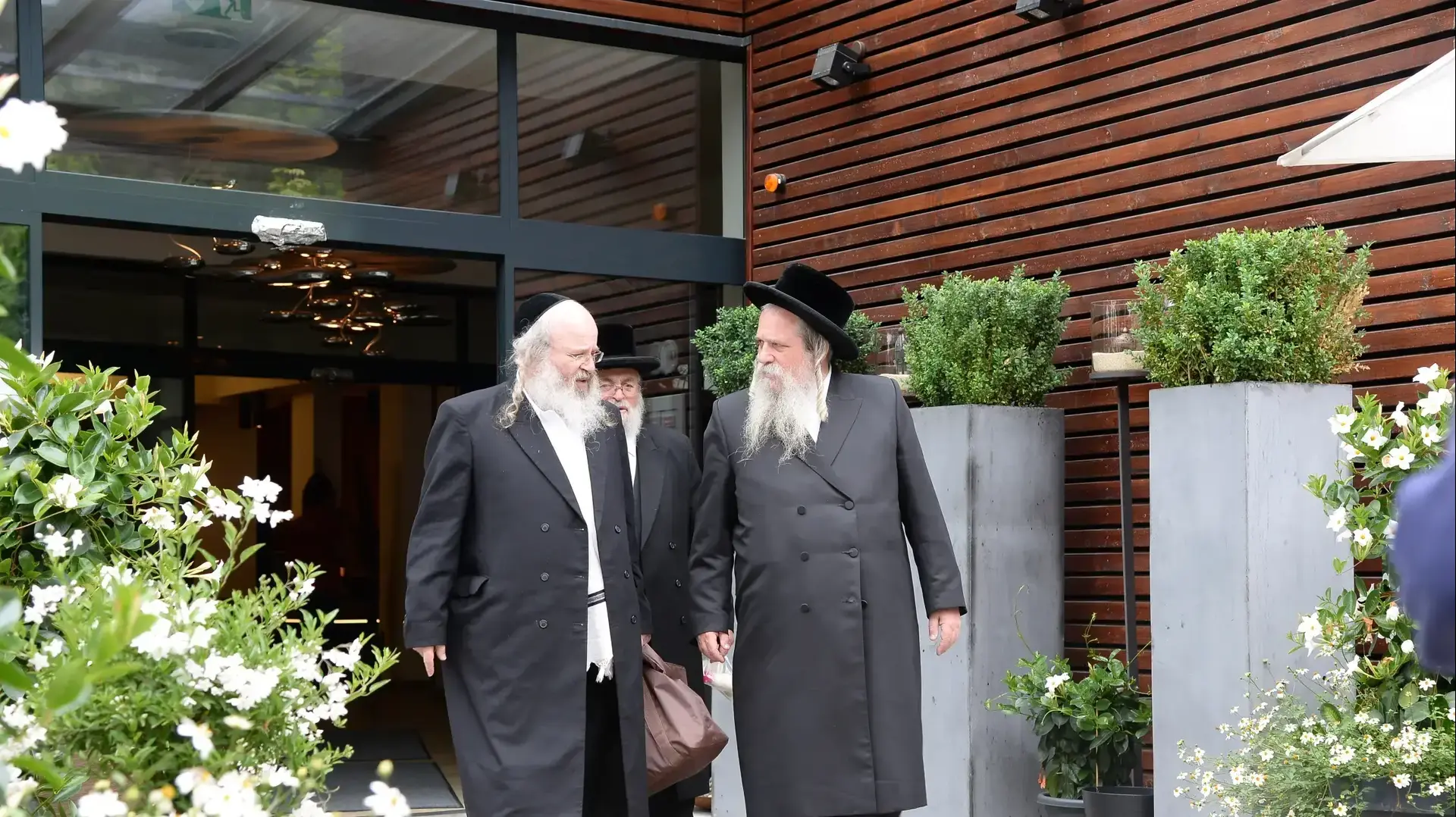 חסידים מחוץ לבית מלון שבו שוהה אדמו"ר בשוויץ אוגוסט 2017 חסידים מחוץ לבית מלון שבו שוהה אדמו"ר בשוויץ אוגוסט 2017