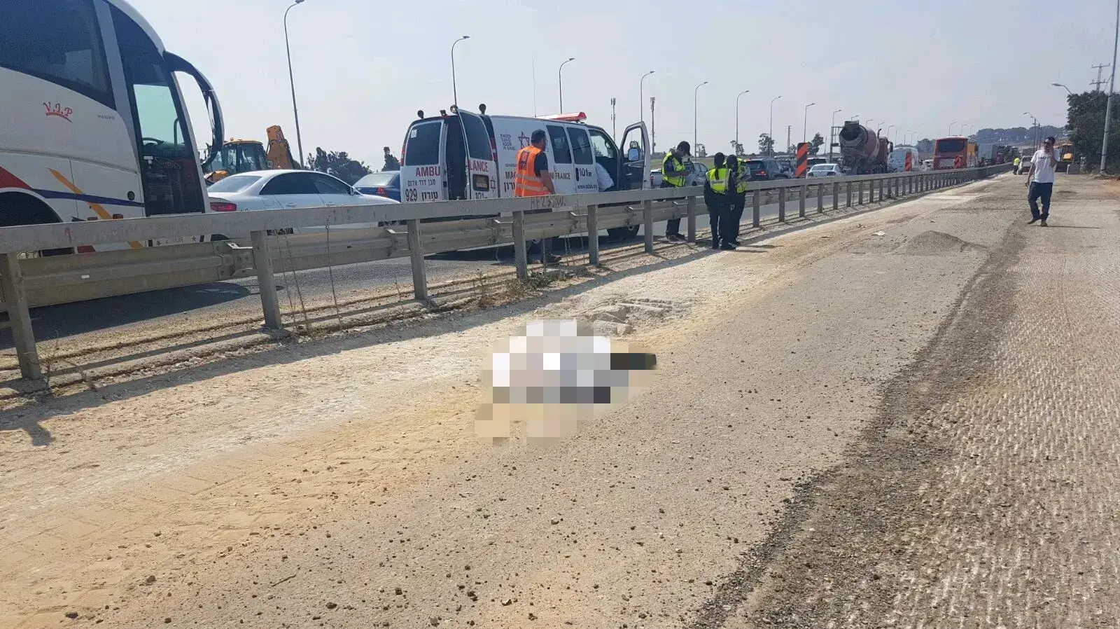 פועל נפגע מטרקטור באתר בניה במחלף חוף השרון 17 באוגוסט 2017 פועל נפגע מטרקטור באתר בניה במחלף חוף השרון 17 באוגוסט 2017