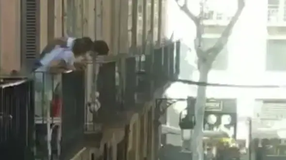 שוטרים בזירת פיגוע דריסה בלה רמבלה בברצלונה, ספרד, 17 באוגוסט 2017 שוטרים בזירת פיגוע דריסה בלה רמבלה בברצלונה, ספרד, 17 באוגוסט 2017