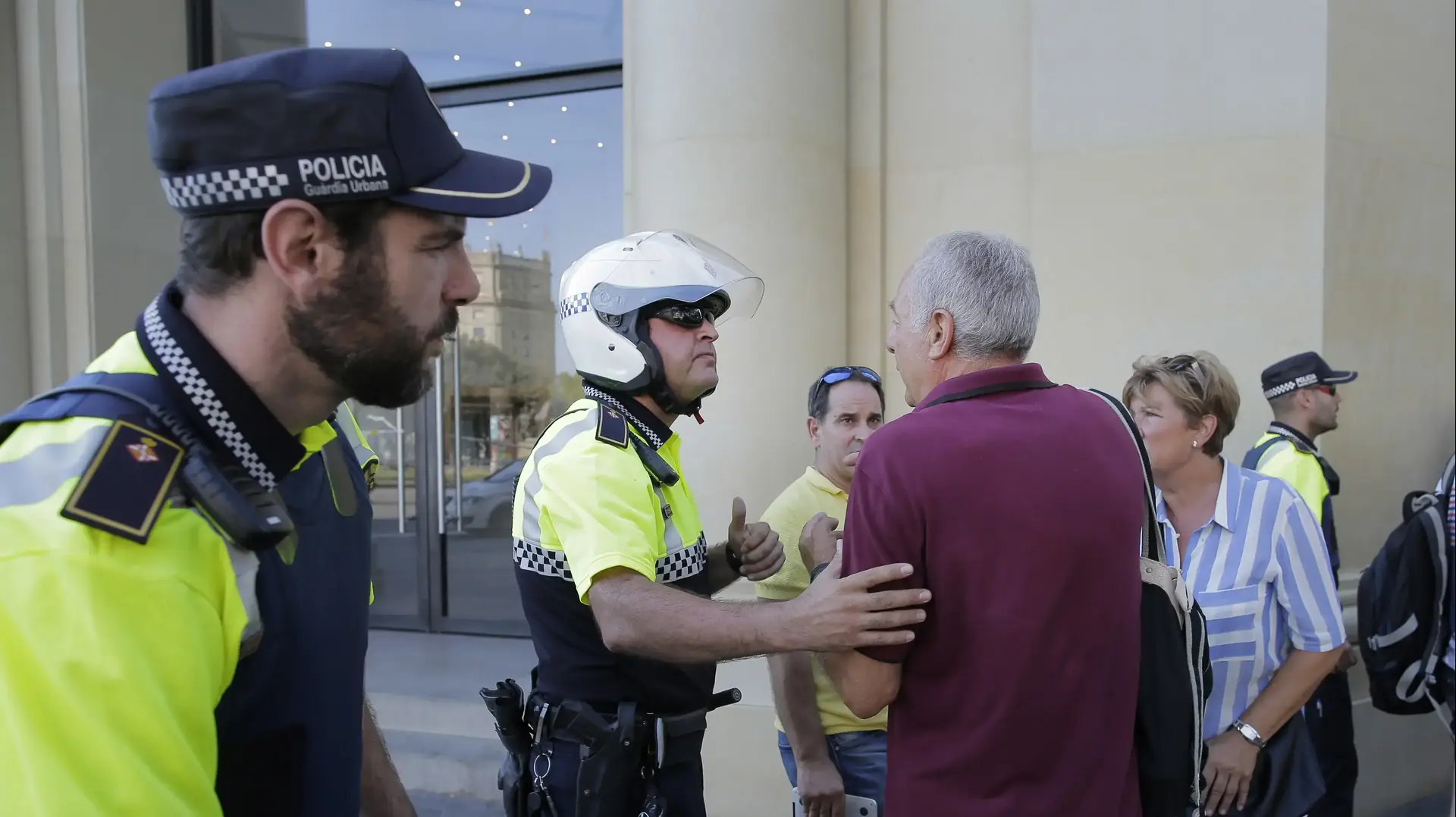 שוטרים ליד זירת פיגוע הדריסה ליד לה רמבלה בברצלונה, 17 באוגוסט 2017 שוטרים ליד זירת פיגוע הדריסה ליד לה רמבלה בברצלונה, 17 באוגוסט 2017