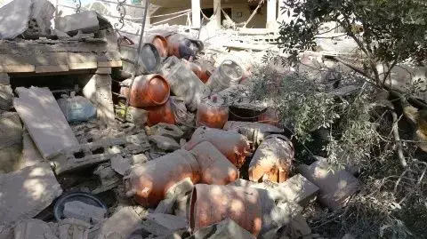 מכלי גז בבית שנחרב בפיצוץ באלקנר מכלי גז בבית שנחרב בפיצוץ באלקנר