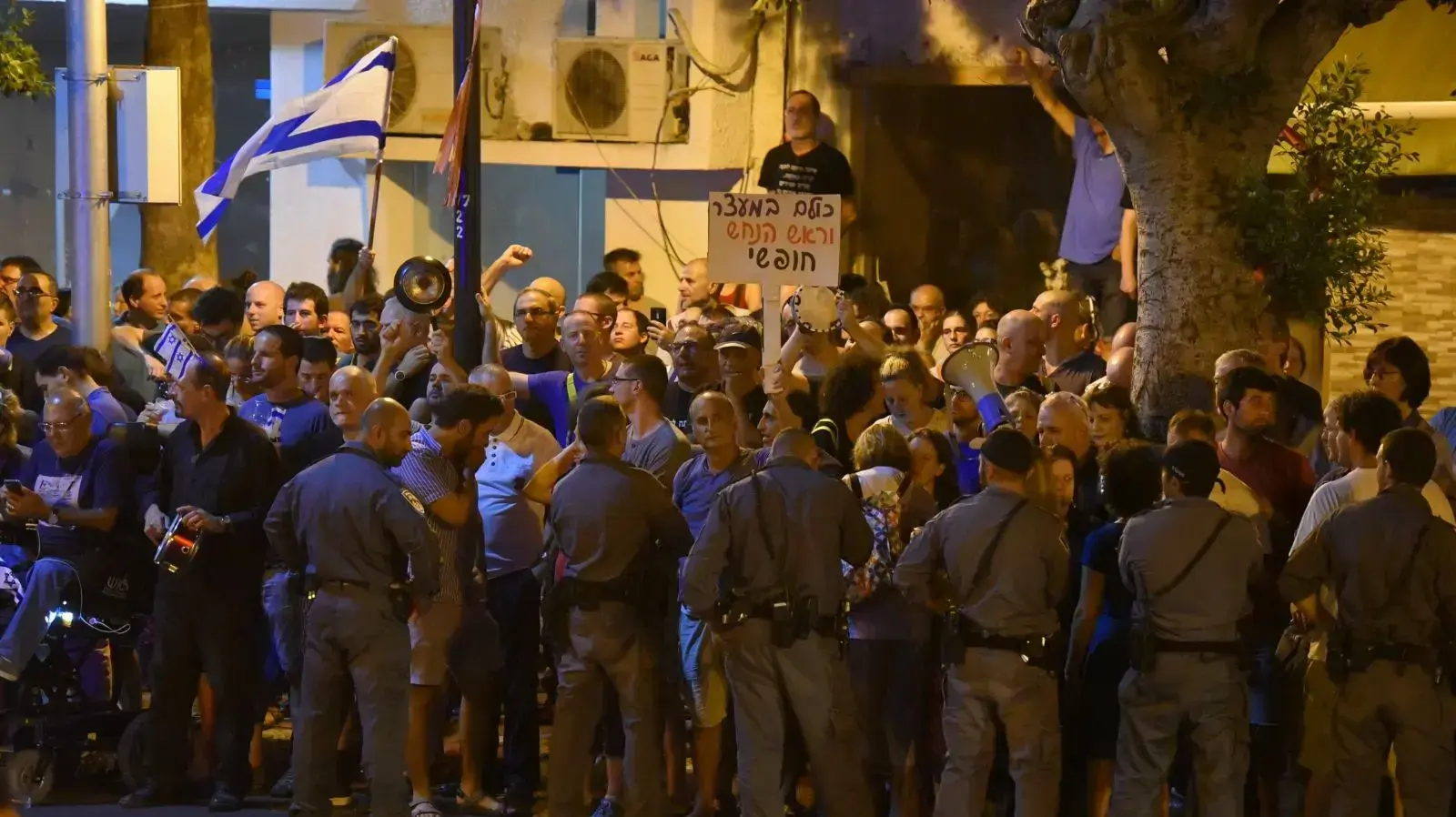 הפגנות בפתח תקווה נגד היועמ"ש 19.8.17 הפגנות בפתח תקווה נגד היועמ"ש 19.8.17