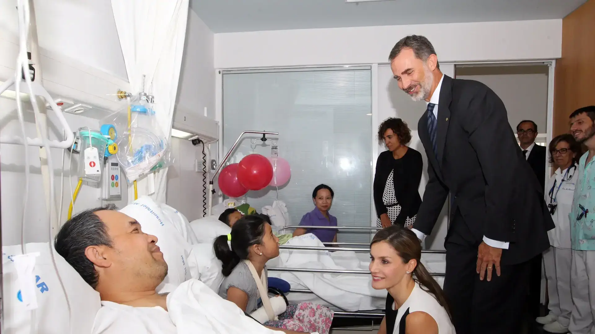 מלך ספרד פליפה מבקר בבית החולים את פצועי הפיגוע בלאס רמבלס 19.8.17 מלך ספרד פליפה מבקר בבית החולים את פצועי הפיגוע בלאס רמבלס 19.8.17