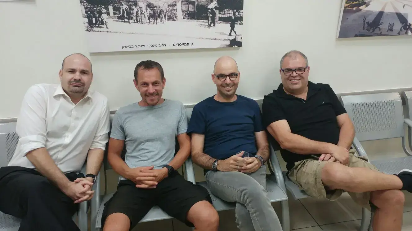 אלדד יניב בתחנת המשטרה בפתח תקווה, אוגוסט 2017 אלדד יניב בתחנת המשטרה בפתח תקווה, אוגוסט 2017