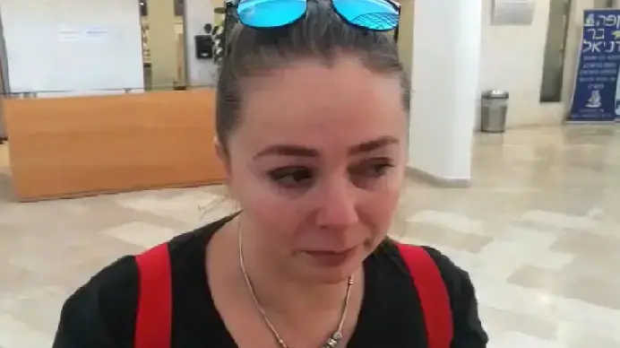 סימונה נפתלי, אשתו של מני, לאחר שהעבירה את הלילה במכוניתה. בכניסה לבית המשפט 20 באוגוסט 2017 סימונה נפתלי, אשתו של מני, לאחר שהעבירה את הלילה במכוניתה. בכניסה לבית המשפט 20 באוגוסט 2017