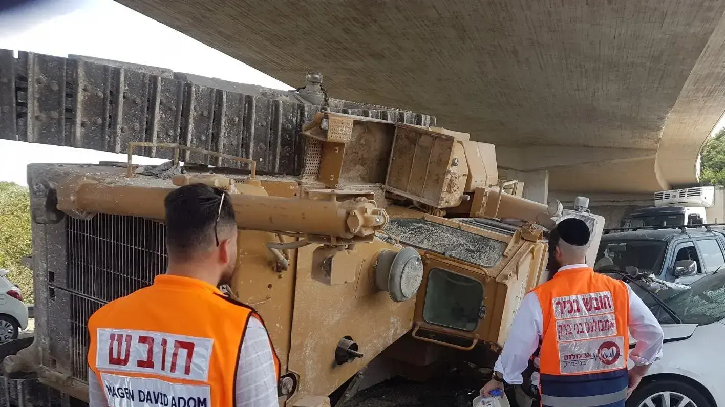 טרקטור נפל ממשאית על כלי רכב בכביש 1 21 באוגוסט 2017