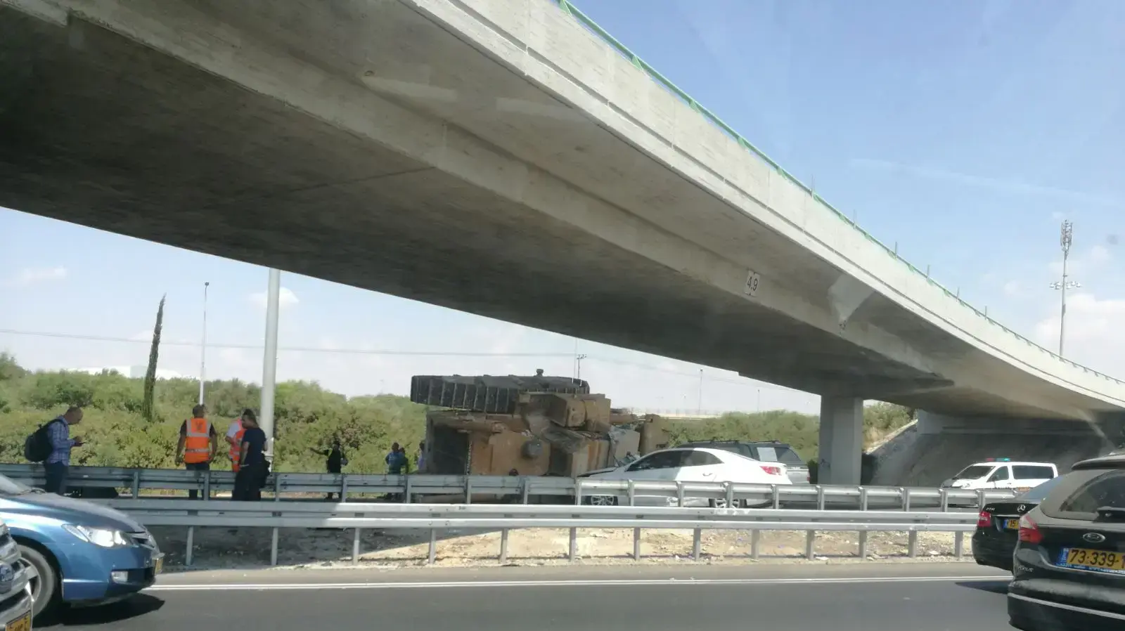 טרקטור נפל ממשאית על כלי רכב בכביש 1 21 באוגוסט 2017 טרקטור נפל ממשאית על כלי רכב בכביש 1 21 באוגוסט 2017