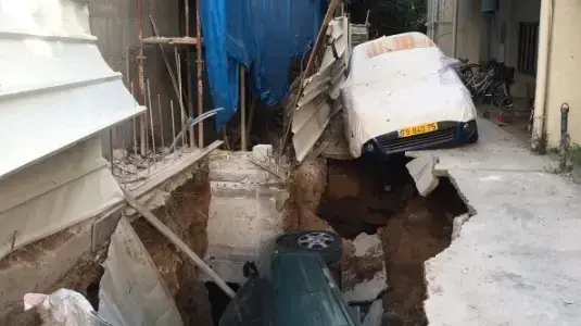 בולען נפער ברחוב שלמה המלך 89 בתל אביב, 21 באוגוסט 2017 בולען נפער ברחוב שלמה המלך 89 בתל אביב, 21 באוגוסט 2017