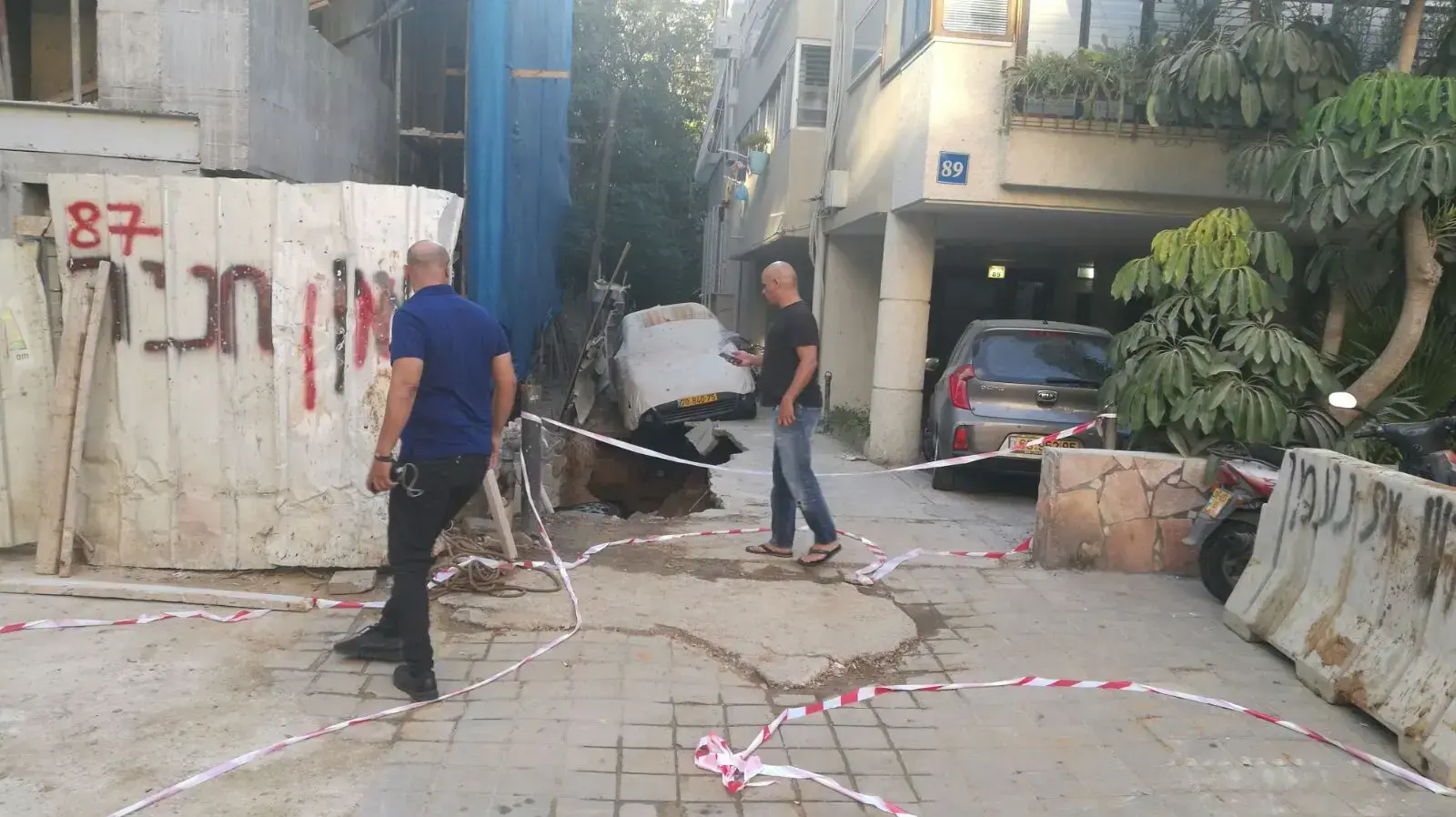 בולען נפער ברחוב שלמה המלך 89 בתל אביב, 21 באוגוסט 2017 בולען נפער ברחוב שלמה המלך 89 בתל אביב, 21 באוגוסט 2017