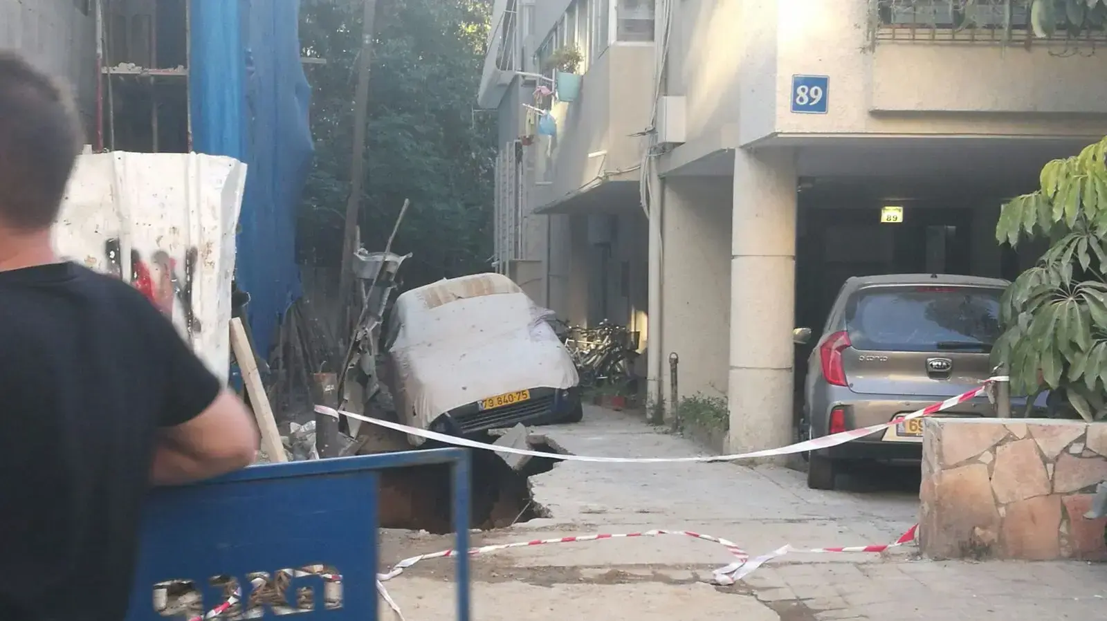 בולען נפער ברחוב שלמה המלך 89 בתל אביב, 21 באוגוסט 2017 בולען נפער ברחוב שלמה המלך 89 בתל אביב, 21 באוגוסט 2017