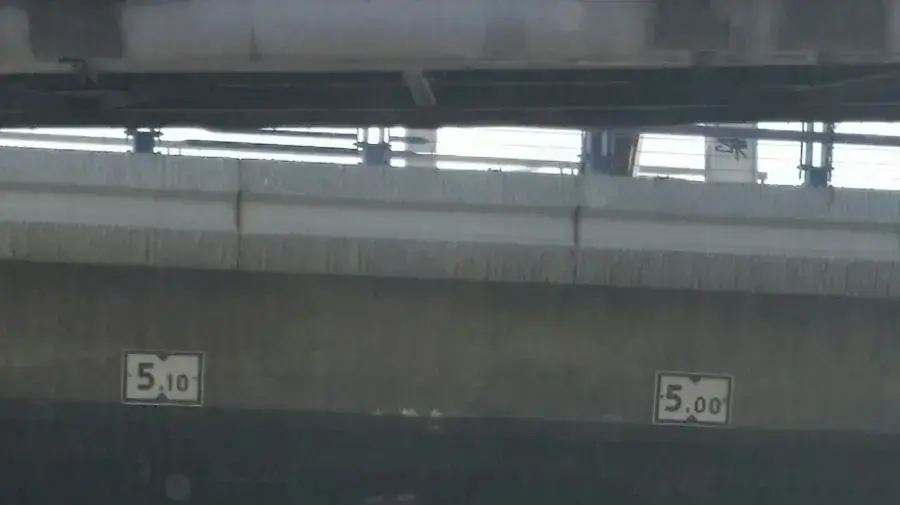 משאית נתקעה בגשר בנתיבי איילון בתל אביב 22 באוגוסט 2017 משאית נתקעה בגשר בנתיבי איילון בתל אביב 22 באוגוסט 2017
