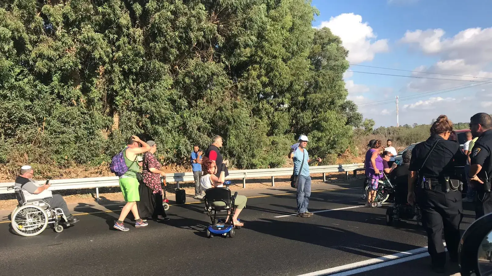 חסימת מחלף חבצלת השרון בכביש 2, 22 באוגוסט 2017 חסימת מחלף חבצלת השרון בכביש 2, 22 באוגוסט 2017