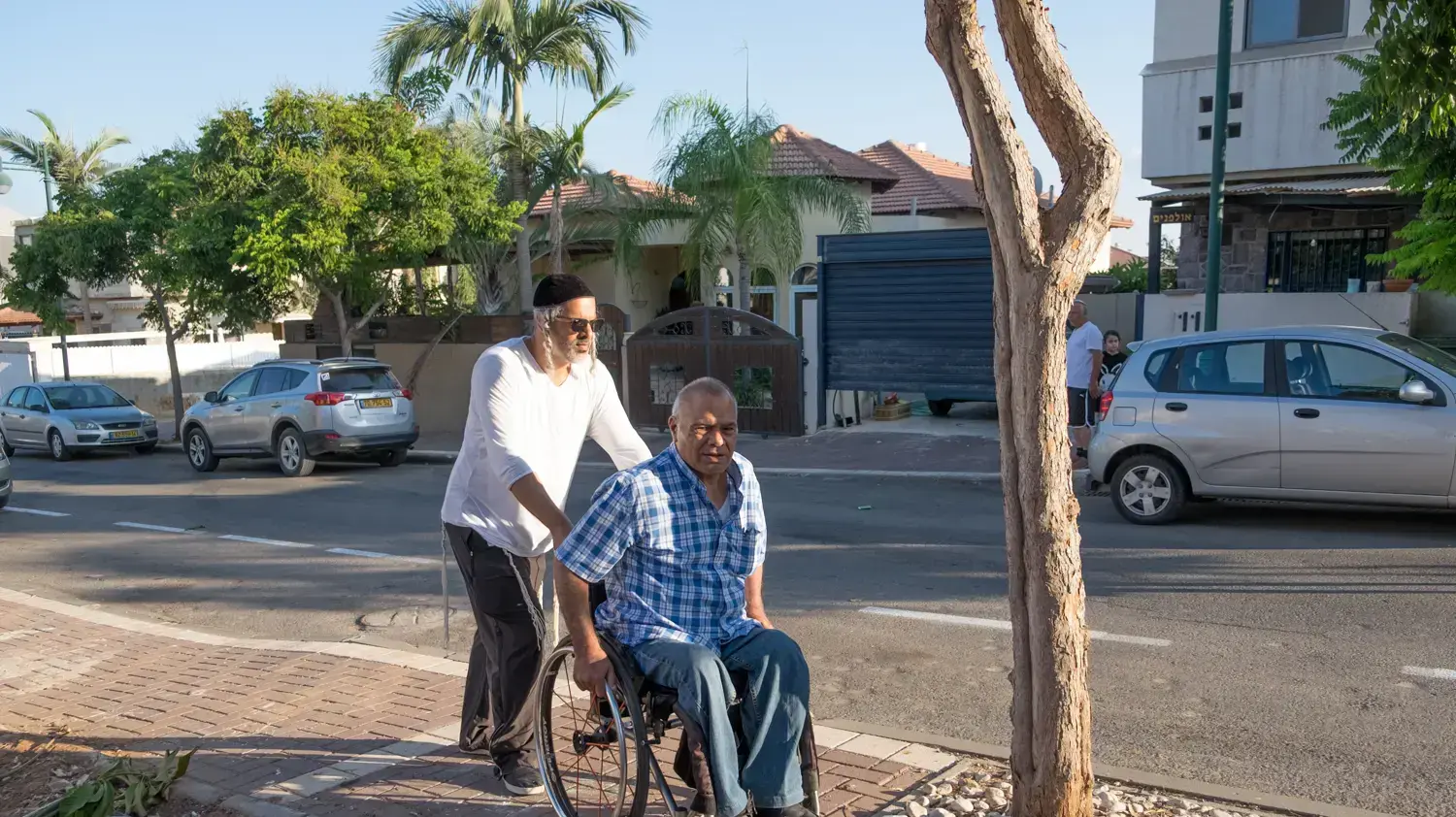 ראש מועצת קרית עקרון שהשית על נכה הוצאות פיתוח לרחוב בו ירש מגרש. אלא שהפיתוח של הרחוב לא מונגש לנכים ולאורך כל המדרכה יש באמצע עצים. אז הוא סירב לשלם וההוצאות תפחו למאה אלף שקל ראש מועצת קרית עקרון שהשית על נכה הוצאות פיתוח לרחוב בו ירש מגרש. אלא שהפיתוח של הרחוב לא מונגש לנכים ולאורך כל המדרכה יש באמצע עצים. אז הוא סירב לשלם וההוצאות תפחו למאה אלף שקל