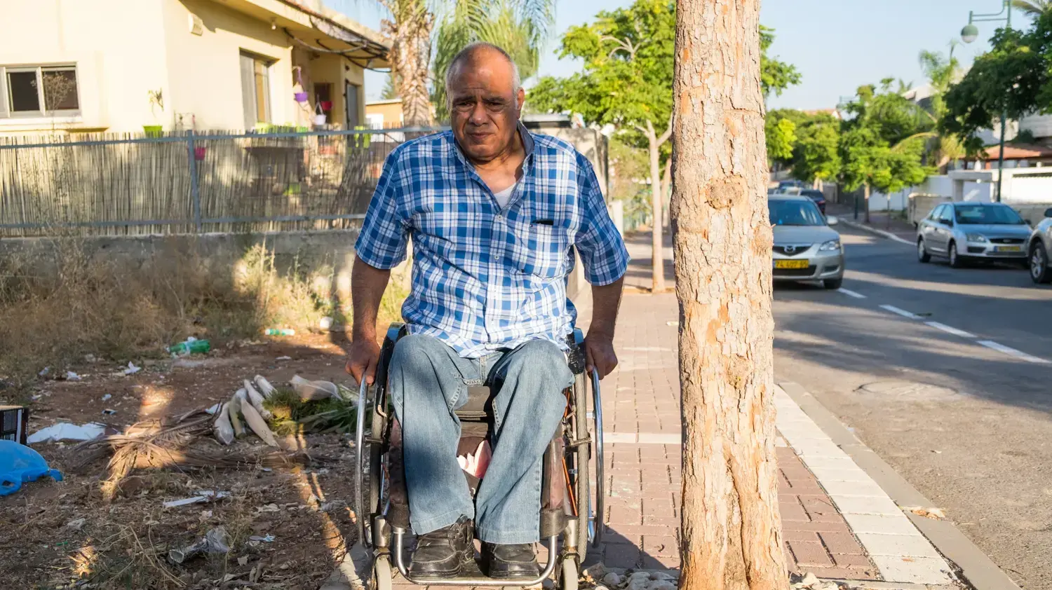 ראש מועצת קרית עקרון שהשית על נכה הוצאות פיתוח לרחוב בו ירש מגרש. אלא שהפיתוח של הרחוב לא מונגש לנכים ולאורך כל המדרכה יש באמצע עצים. אז הוא סירב לשלם וההוצאות תפחו למאה אלף שקל ראש מועצת קרית עקרון שהשית על נכה הוצאות פיתוח לרחוב בו ירש מגרש. אלא שהפיתוח של הרחוב לא מונגש לנכים ולאורך כל המדרכה יש באמצע עצים. אז הוא סירב לשלם וההוצאות תפחו למאה אלף שקל